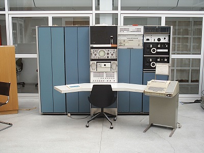 最初运行 Unix 系统的 DEC PDP-7