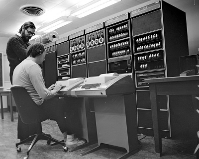 Ken Thompson 和 Dennis Ritchie 在 PDP-11 前工作